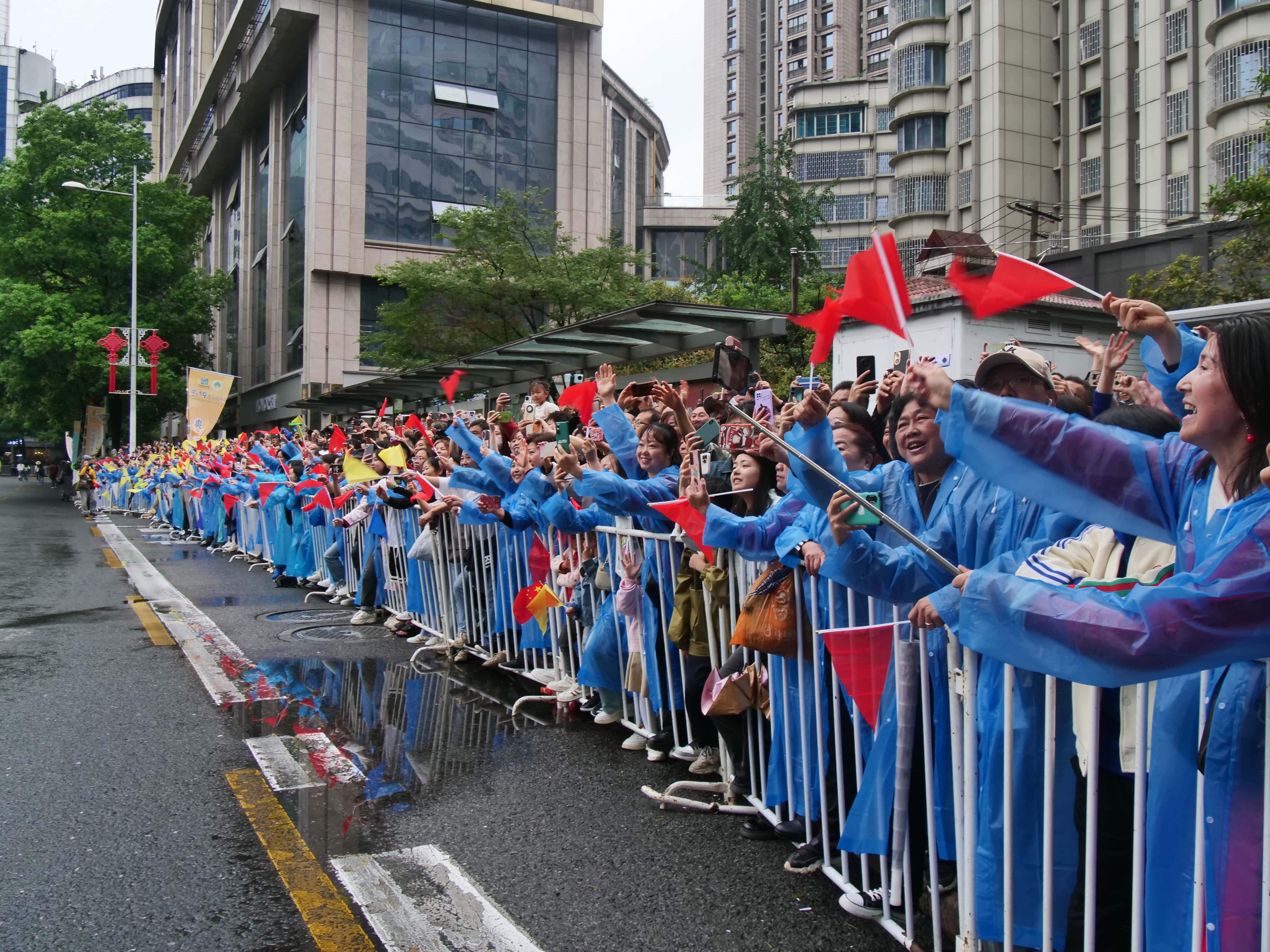 路邊圍觀的市民.JPG