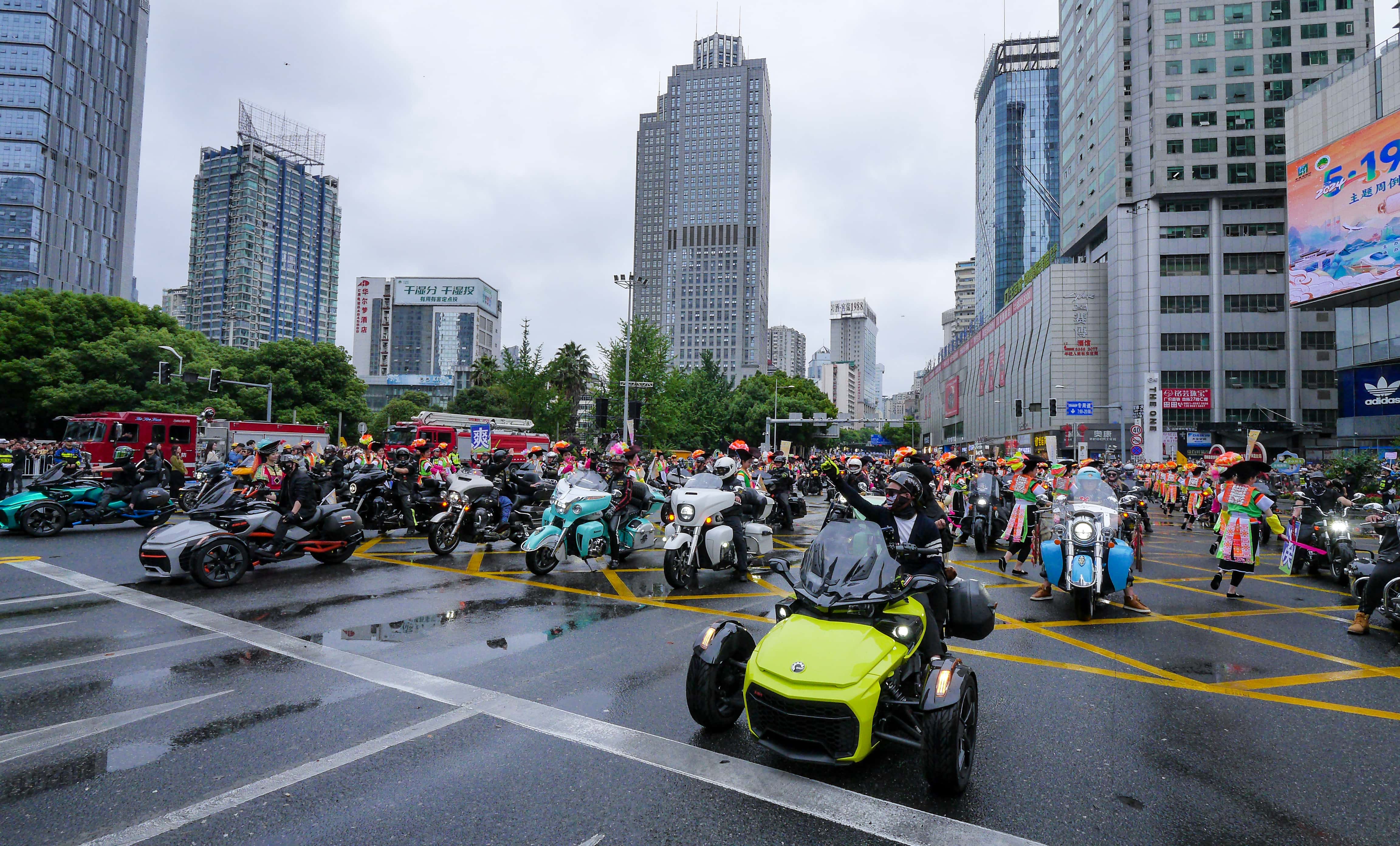 “爽爽貴陽·秀美花溪”方陣+機車.JPG
