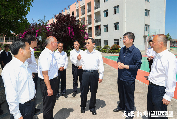 圖為徐麟在安龍縣第五中學考察，了解膳食經(jīng)費管理等情況。.jpg