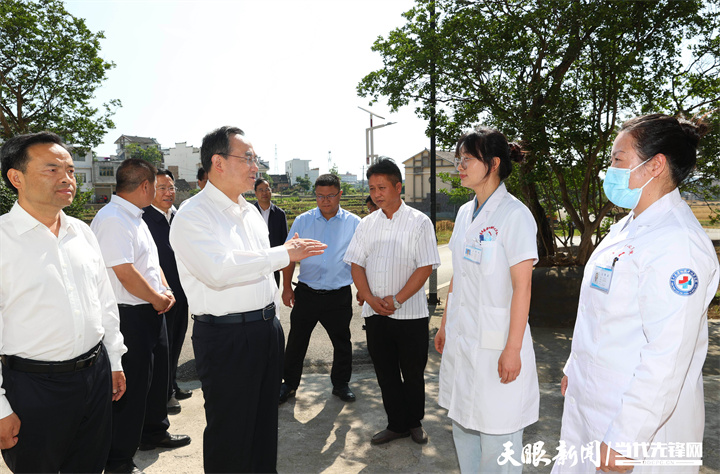 圖為徐麟在貞豐縣者相鎮(zhèn)納孔村考察，了解醫(yī)?；鸸芾?、農(nóng)村集體“三資”和鞏固拓展脫貧攻堅成果情況。.jpg