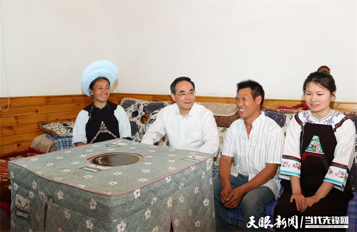圖為徐麟在貞豐縣者相鎮(zhèn)納孔村入戶走訪脫貧群眾。.jpg