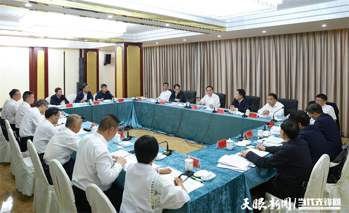 圖為徐麟在安龍縣召開座談會，督導推進集中整治工作。.jpg