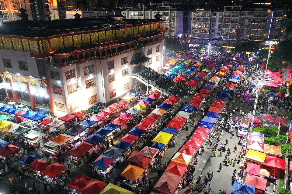 628962-2023年6月23日，在榕江縣體育館附近，熙熙攘攘的人群正在夜攤購物。.jpg