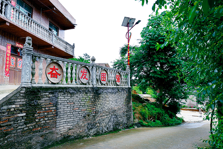 9  村寨內(nèi)，家家戶戶、房前屋后干凈整潔。.jpg