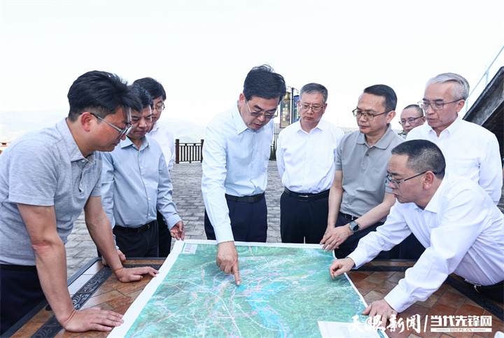 圖為李炳軍在茅臺(tái)天釀景區(qū)察看茅臺(tái)集團(tuán)酒旅融合項(xiàng)目規(guī)劃建設(shè)情況。.jpg