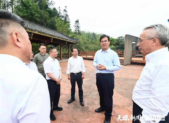 圖為李炳軍在赤水市竹海國(guó)家森林公園調(diào)研。.jpg