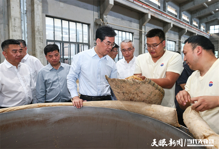 圖為李炳軍在茅臺(tái)“十四五”醬香酒習(xí)水同民壩一期項(xiàng)目生產(chǎn)車間調(diào)研。.jpg