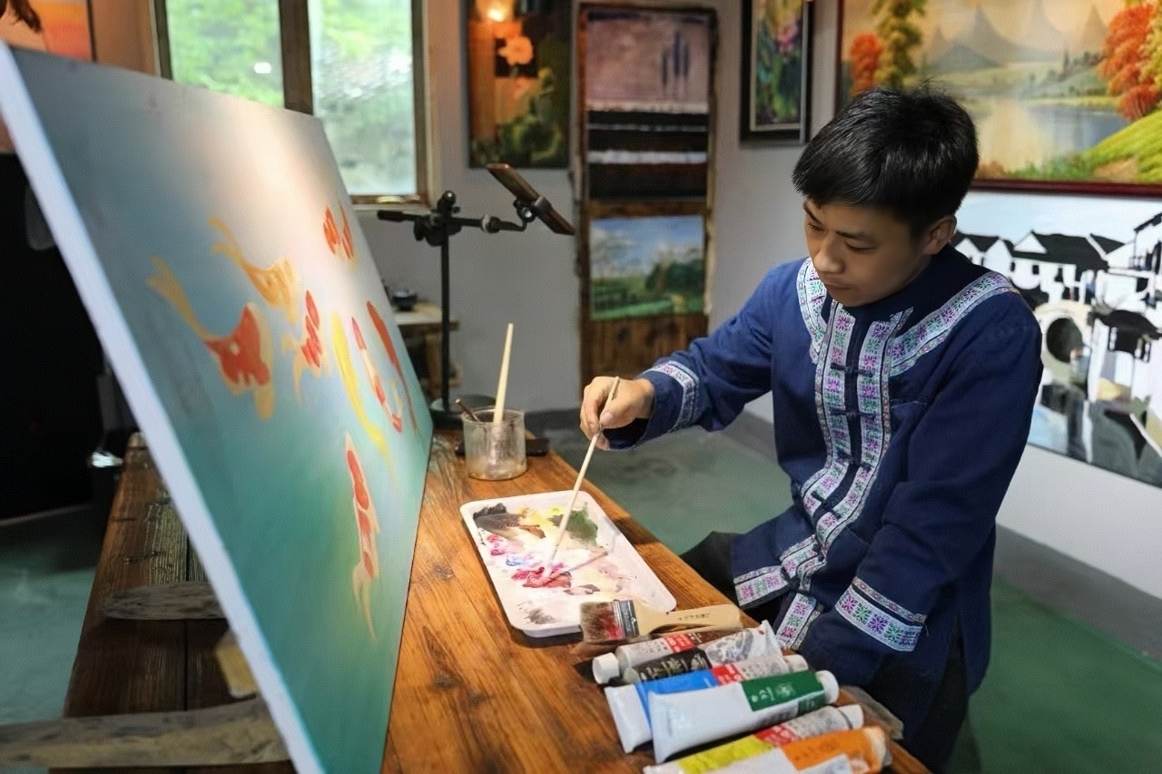 羅興兵正在作畫.jpg