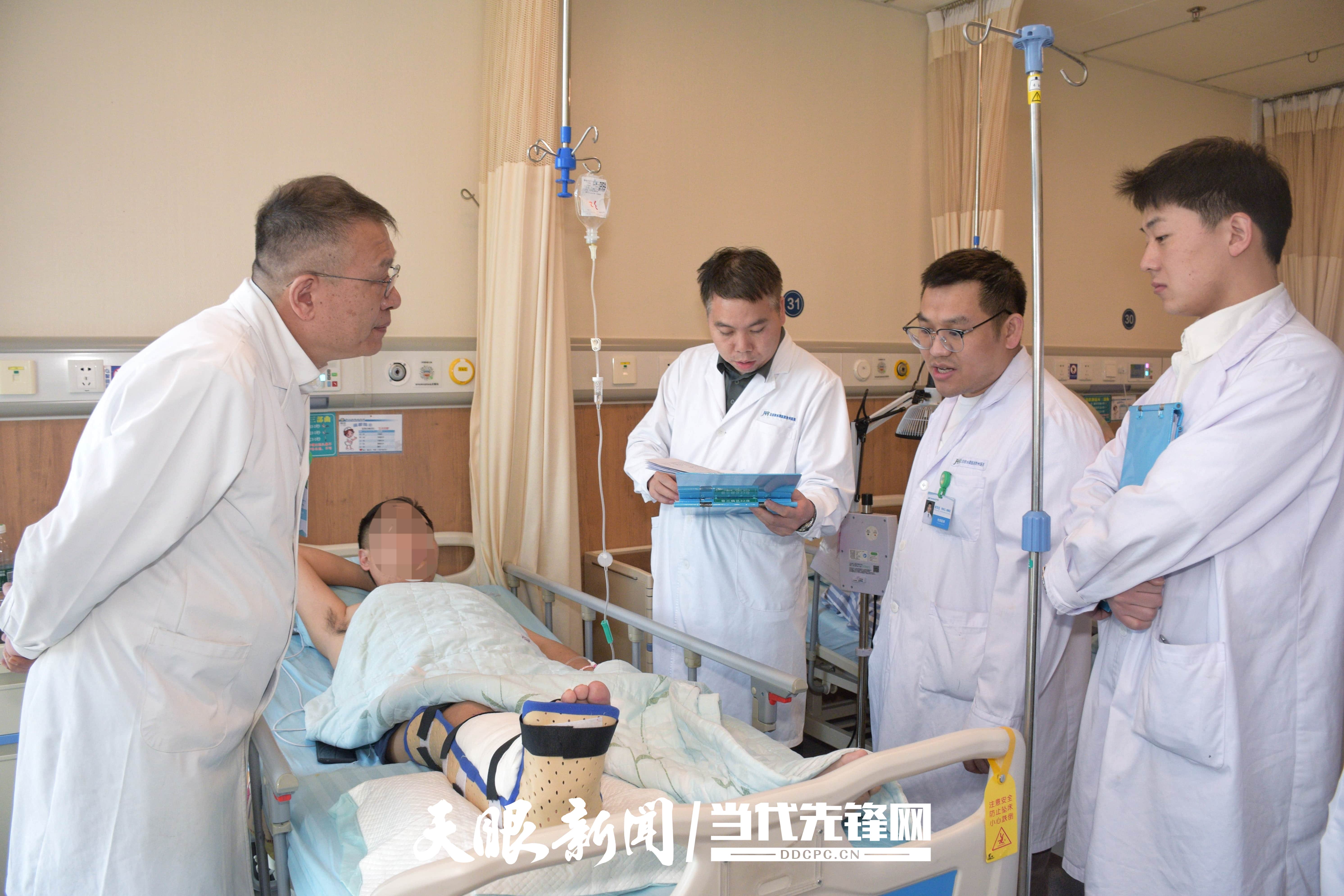 5、病床前，李忠哲（左一）針對疑難病癥治療情況、手術術式，進行了解和技術指點。.jpg