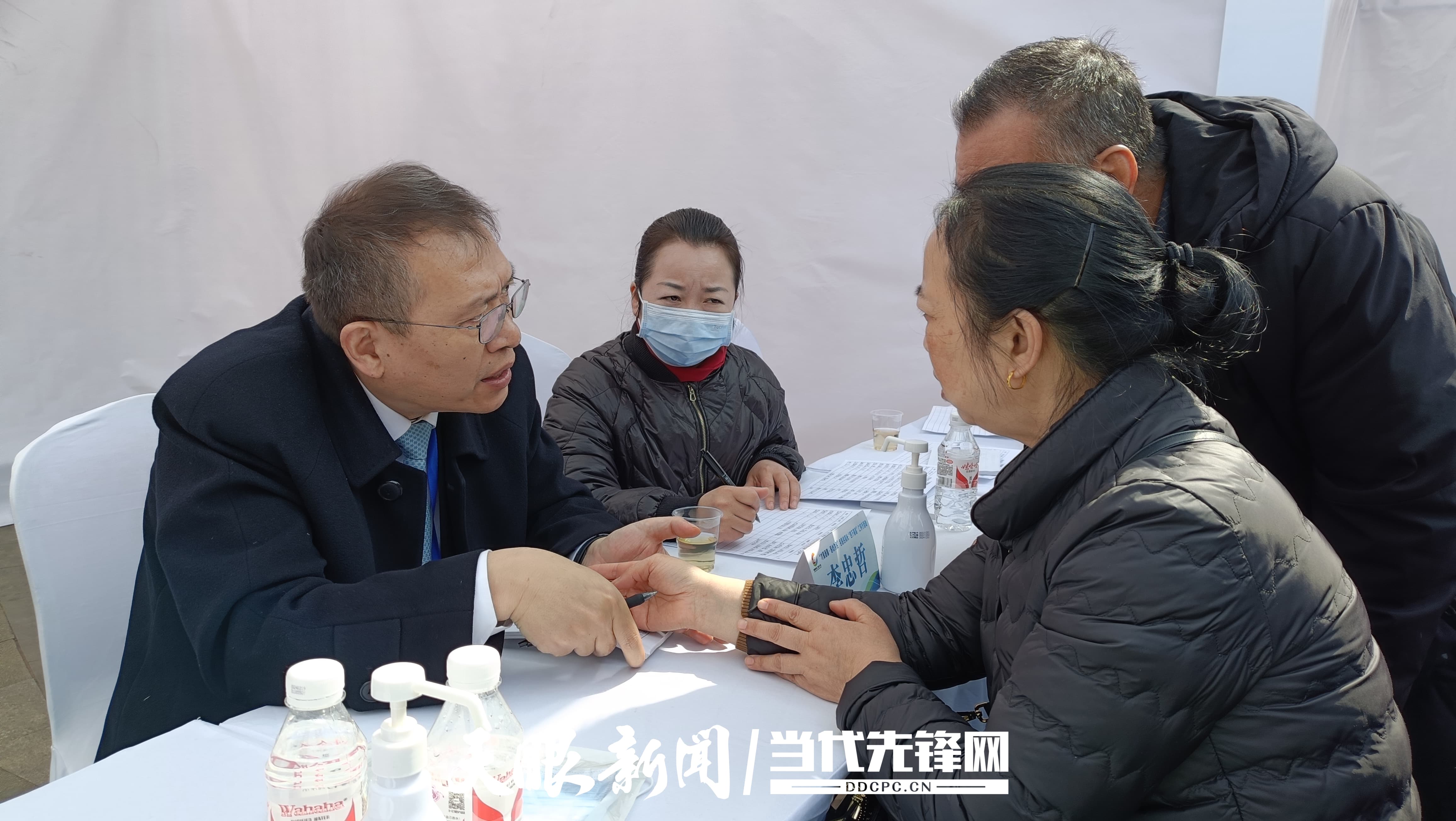 19、李忠哲（左一）帶隊到仁懷義診，目前他的足跡已經走遍貴州二十多個縣（市、區(qū)）。.jpg