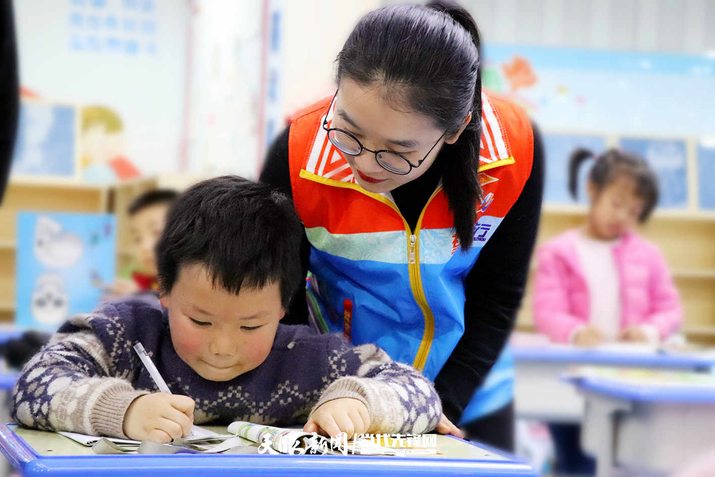 2019年，在上馬石社區(qū)兒童之家輔導(dǎo)小朋友課后作業(yè).jpg
