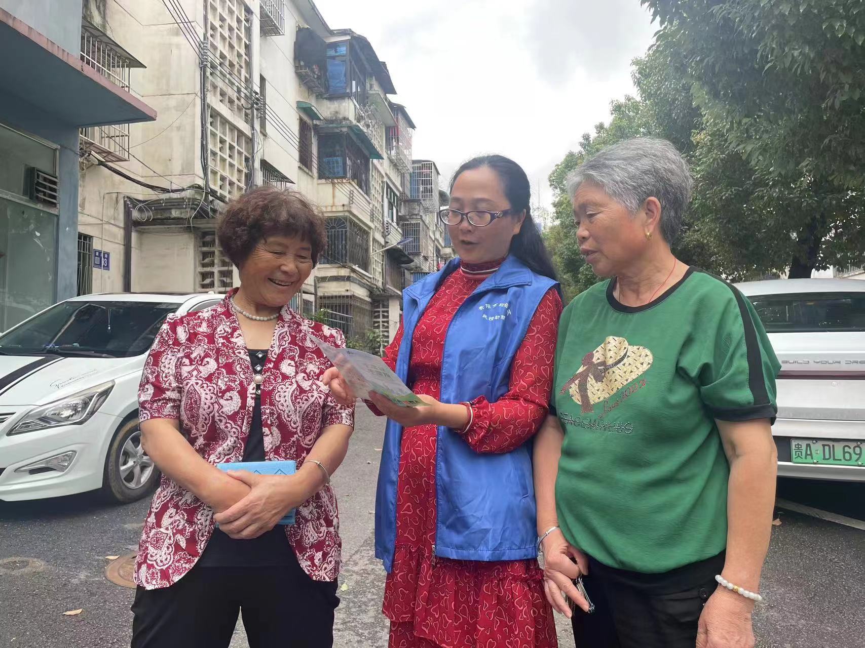 圖為白云區(qū)龔家寨街道龔北社區(qū)“垃圾分類”專項(xiàng)民情助理宋茜同志在小區(qū)向居民普及垃圾分類知識(shí)，并跟居民詳細(xì)講解各種常見垃圾的分類方法和開展垃圾分類的各種益處。.jpg