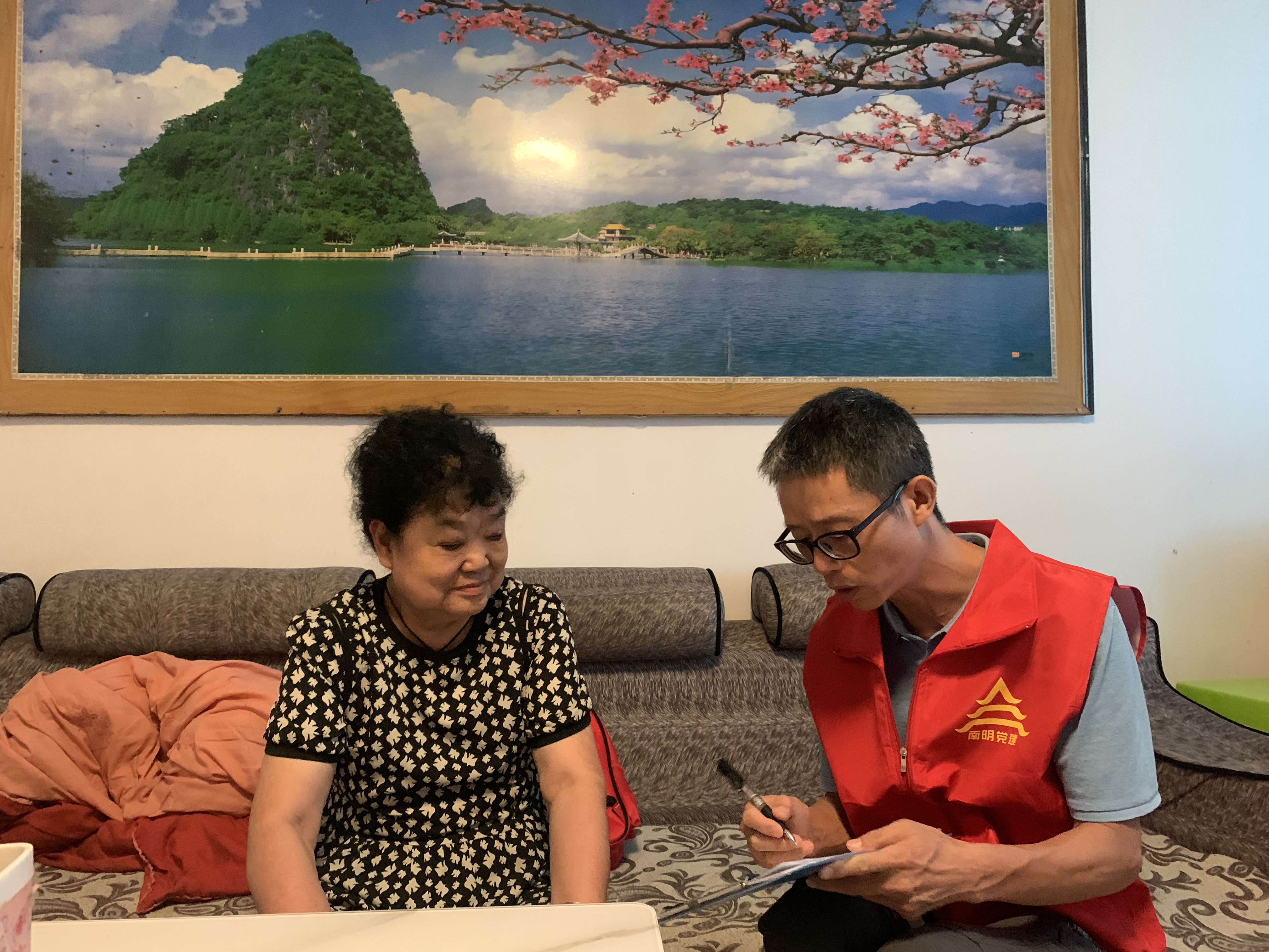 4.南明區(qū)中曹司街道九州巷社區(qū)民情助理羅開志走訪慰問轄區(qū)居民，現(xiàn)場(chǎng)收集“一圈兩場(chǎng)三改”調(diào)查問卷，并了解居民近期生活訴求.jpg