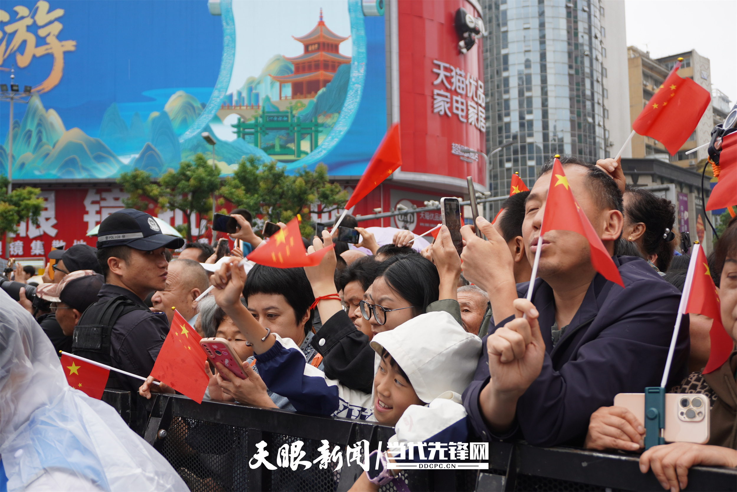 活動現(xiàn)場，觀眾們?yōu)檠灿畏疥噮群?JPG