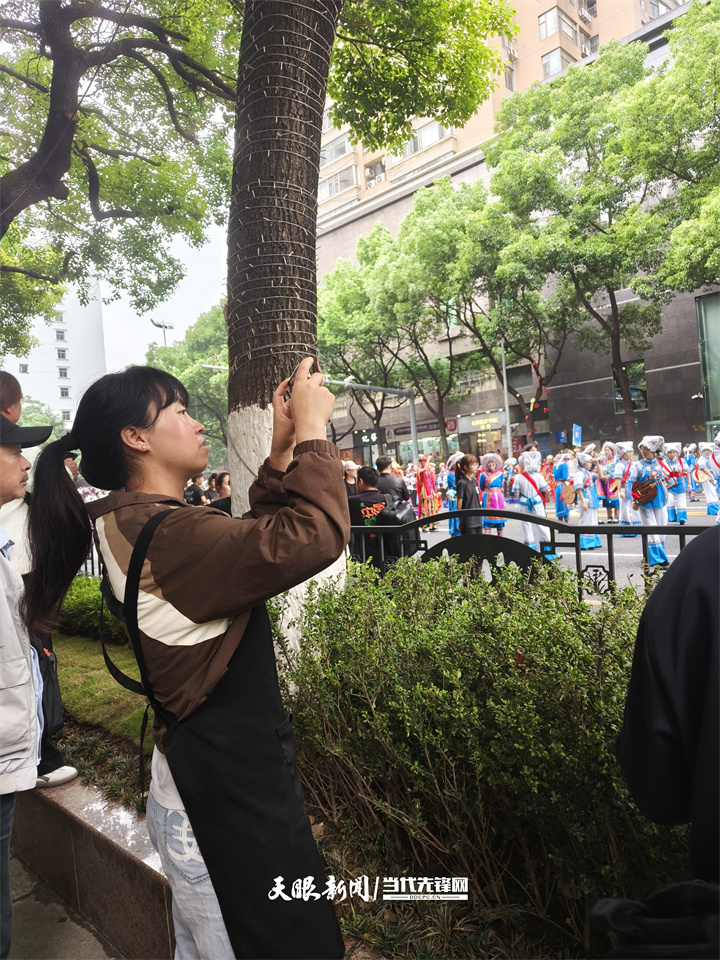 首楊水果中華北路分店負責(zé)人羅芳向親朋好友直播活動盛況.jpg