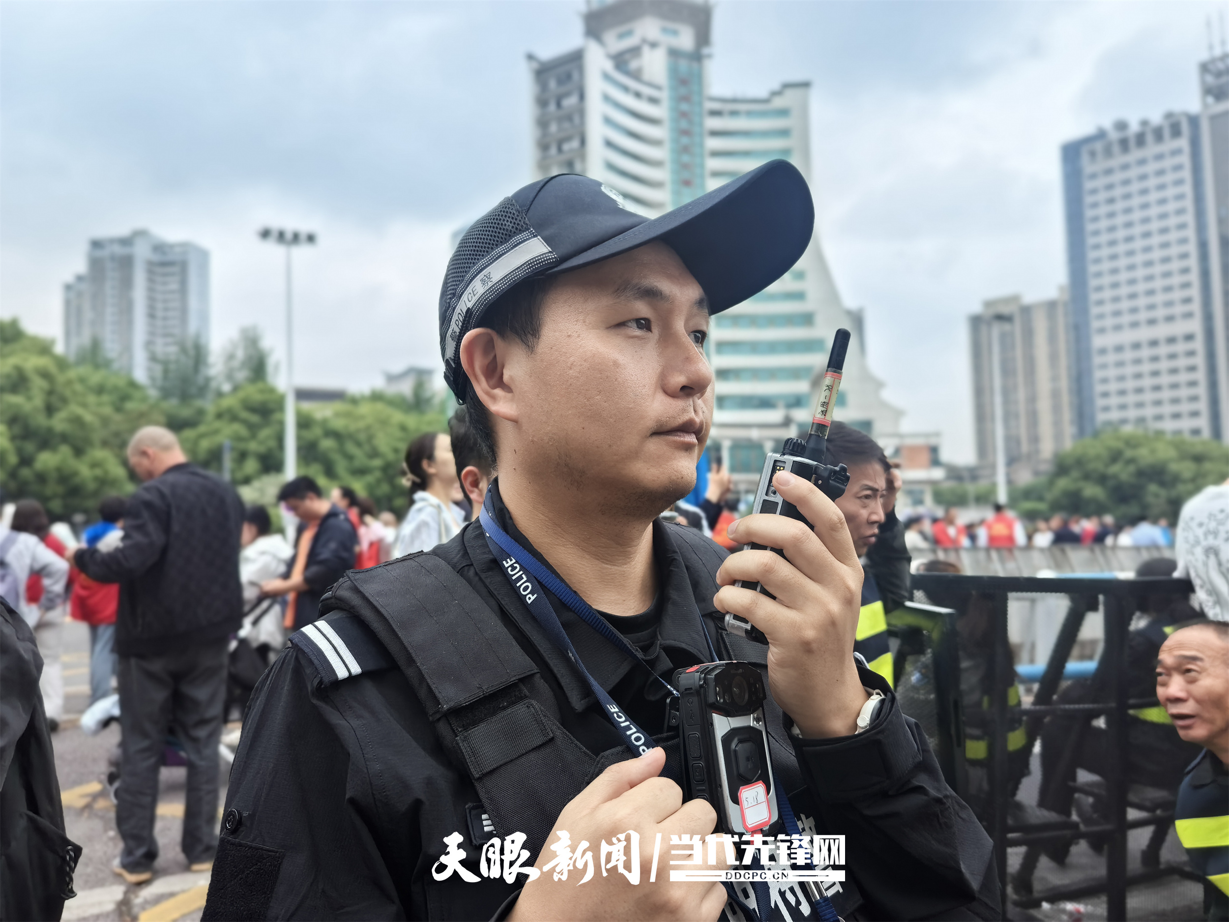 南明區(qū)特警郭翔正在用對講機安排任務.jpg