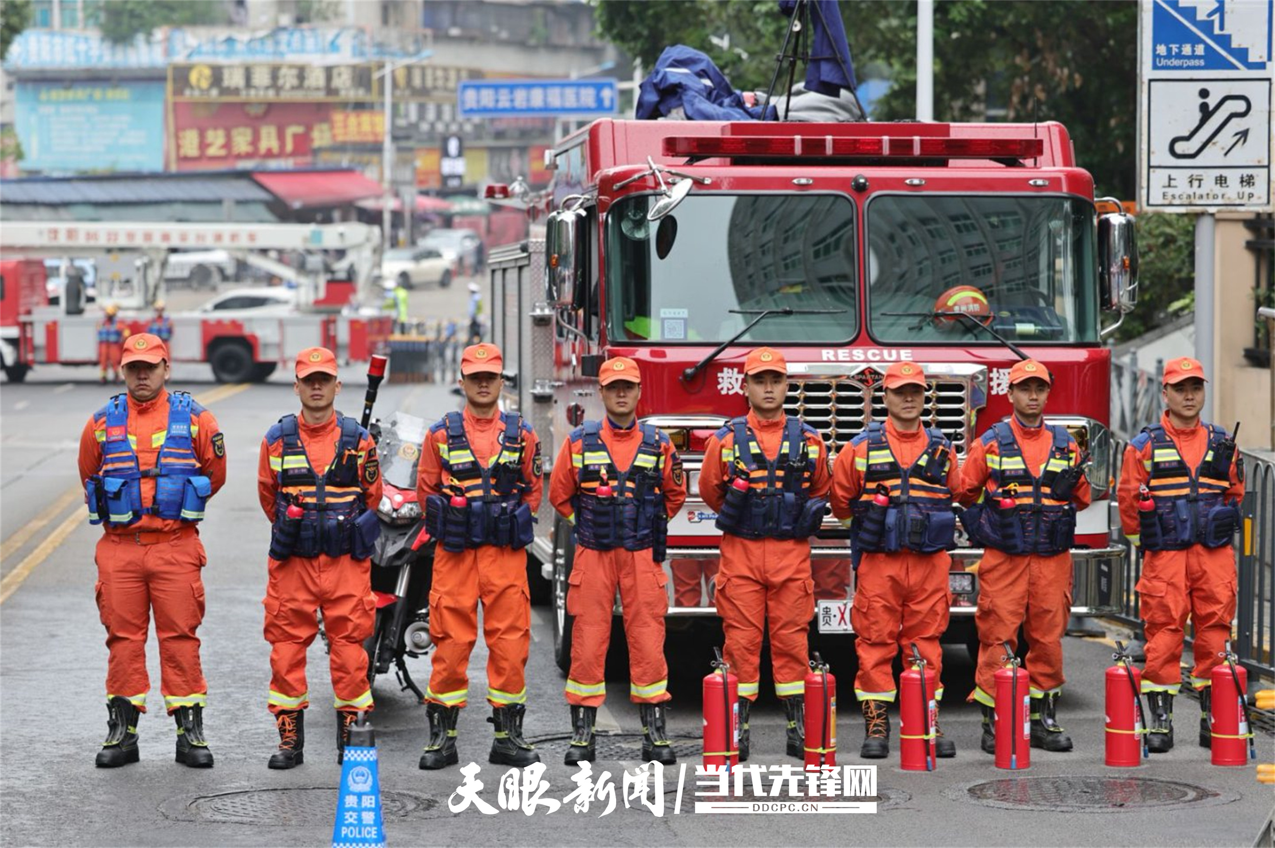 貴陽消防為巡游活動保駕護航.jpg