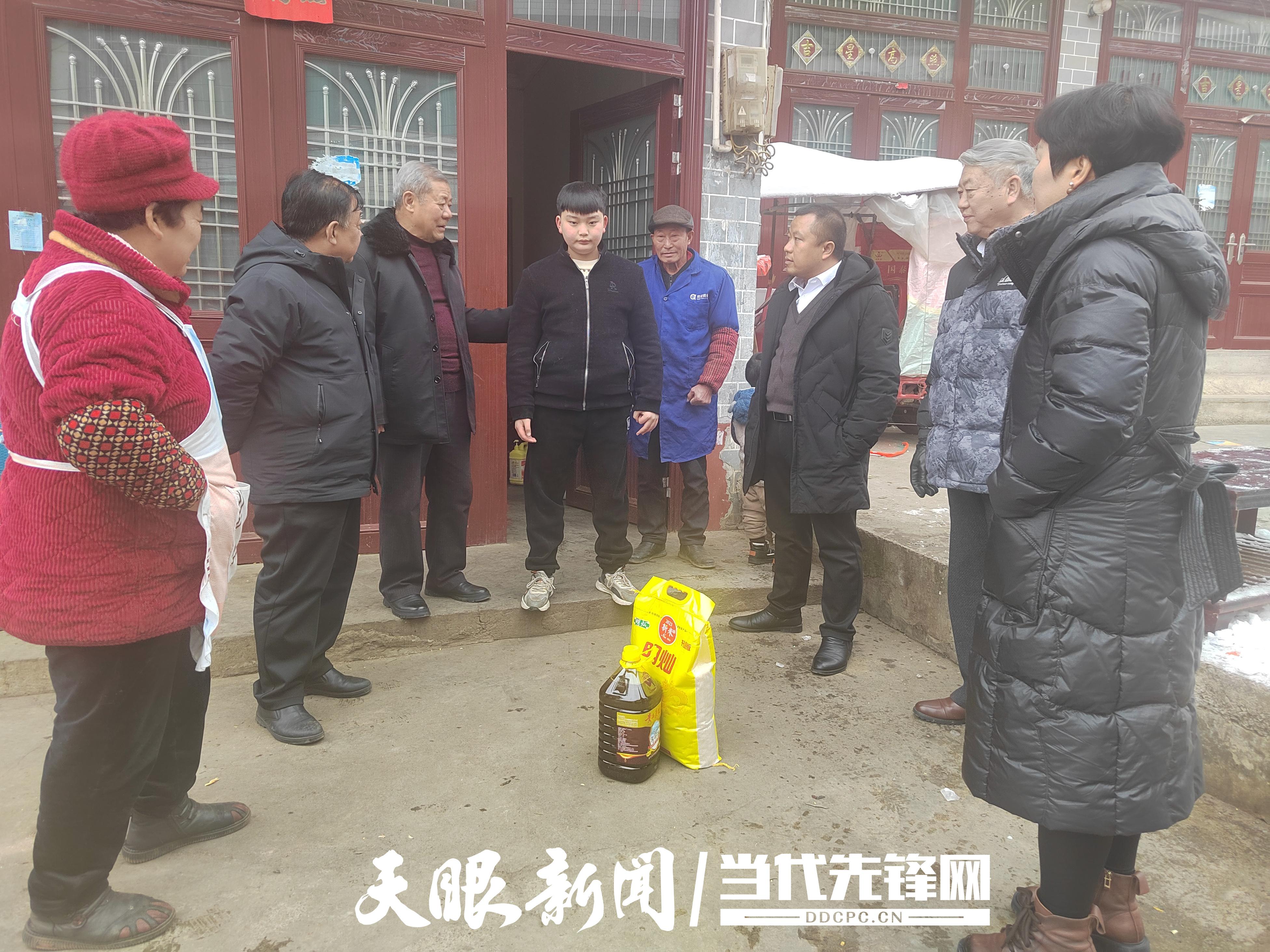 寒假時(shí)期，深入困難家庭走訪慰問青少年孩子.jpg