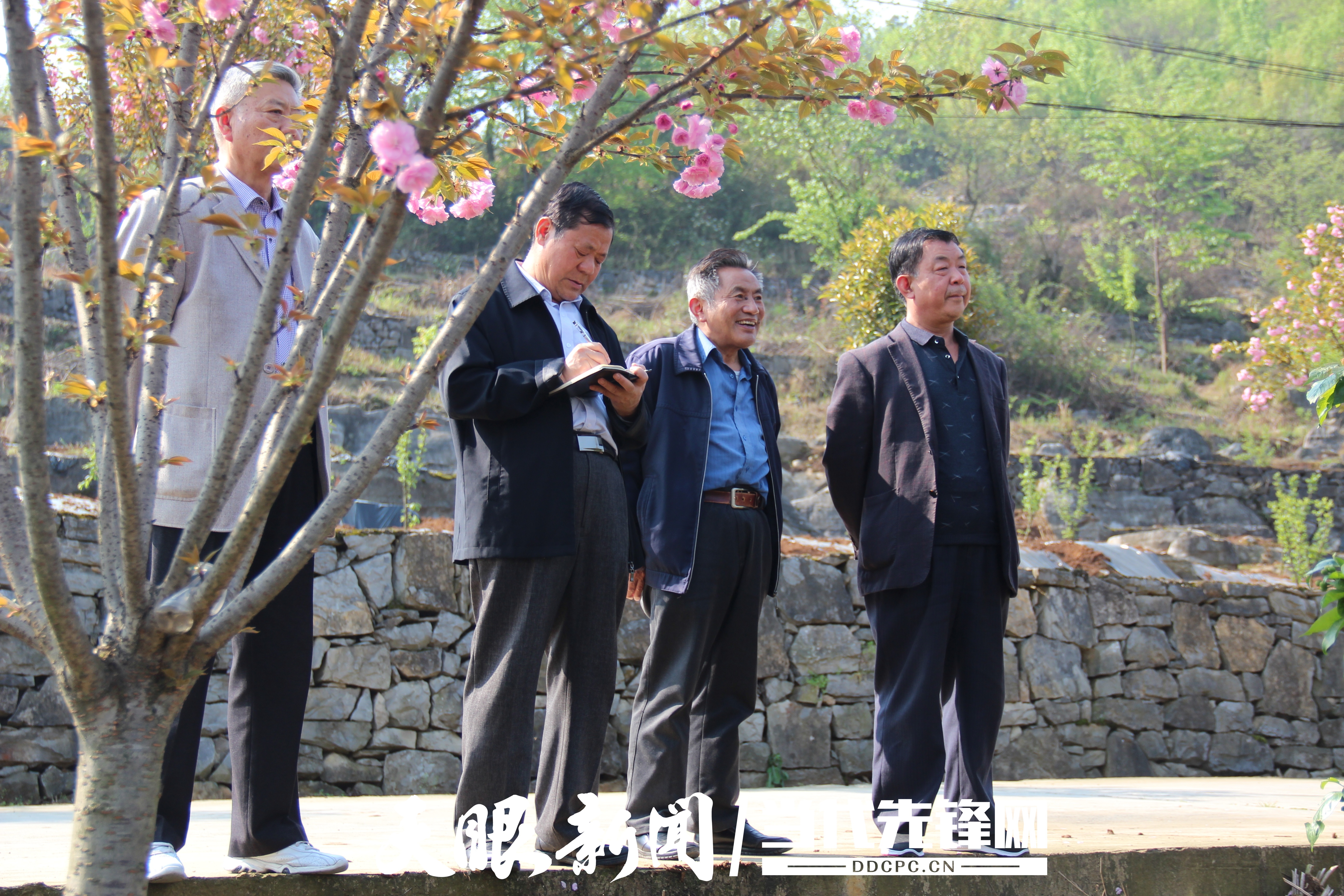 市關(guān)工委調(diào)研組一行實(shí)地到關(guān)工委科技示范基地調(diào)研.jpg