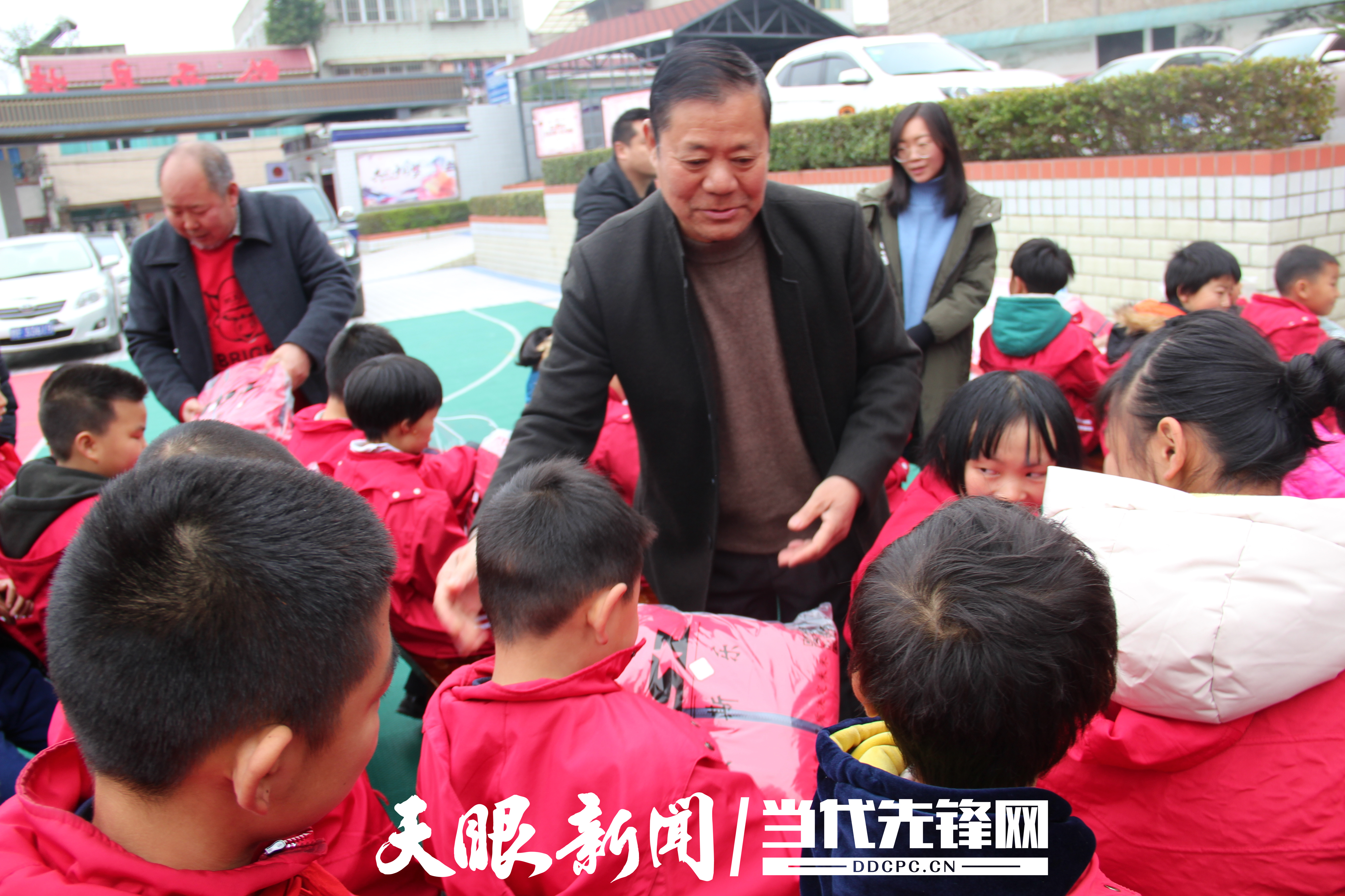 市關(guān)工委主任饒金倫為孩子發(fā)放服裝.JPG