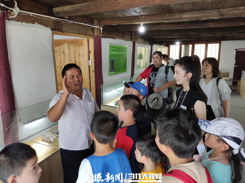 村民刘锋向游客讲解古生物化石知识.jpg