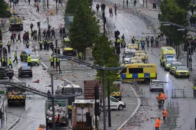 英國利物浦汽車沖撞人群已致27人受傷_事發(fā)現(xiàn)場視頻曝光.jpg