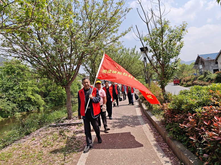 泗渡鎮(zhèn)松杉村志愿服務(wù)隊開展環(huán)境治理。.jpg