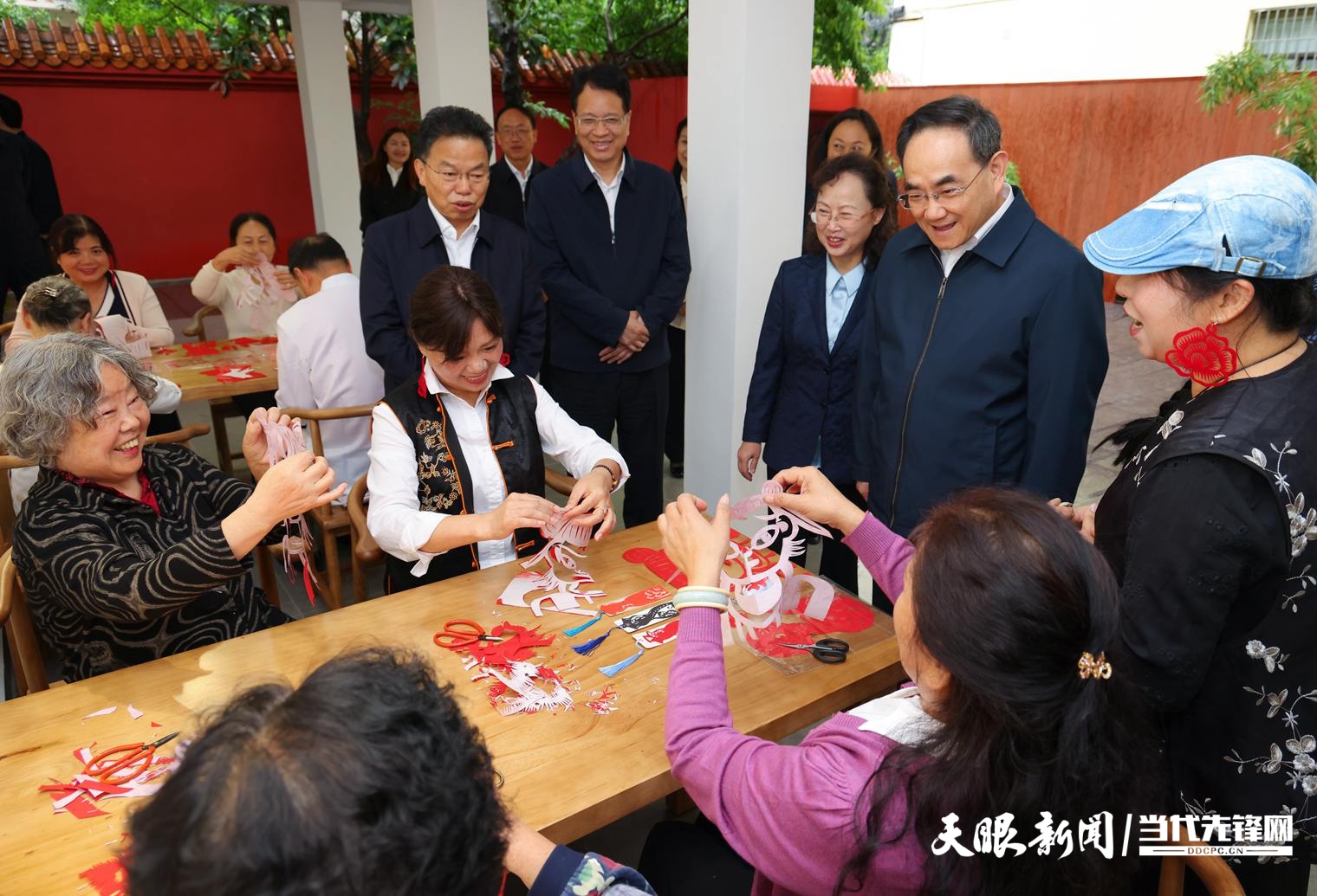 （審定）DPCL6765-2---2025年5月27日，省委書(shū)記徐麟到貴州老年大學(xué)調(diào)研。圖為徐麟在在桑榆非遺學(xué)與正在學(xué)習(xí)剪紙的老年學(xué)員親切交流。貴州日?qǐng)?bào)天眼新聞?dòng)浾?杜朋城 攝影.jpg