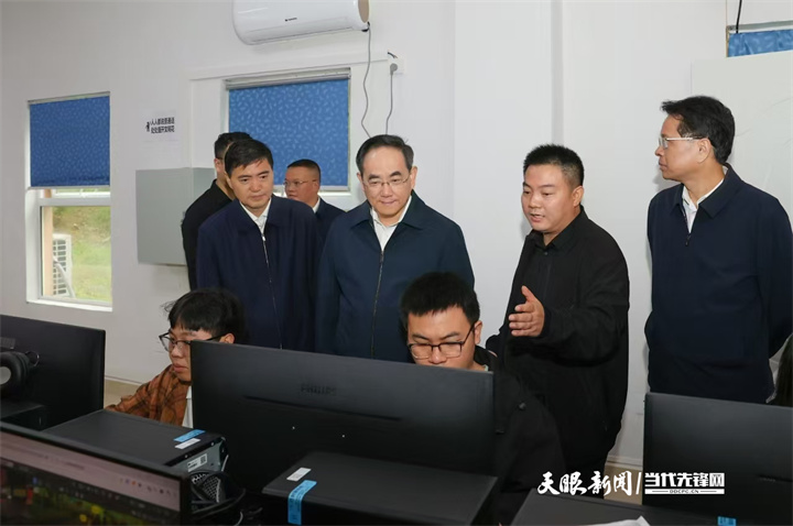 圖為徐麟在惠水中關村意谷科技服務公司考察，了解企業(yè)運營發(fā)展、產教融合等情況。.jpg