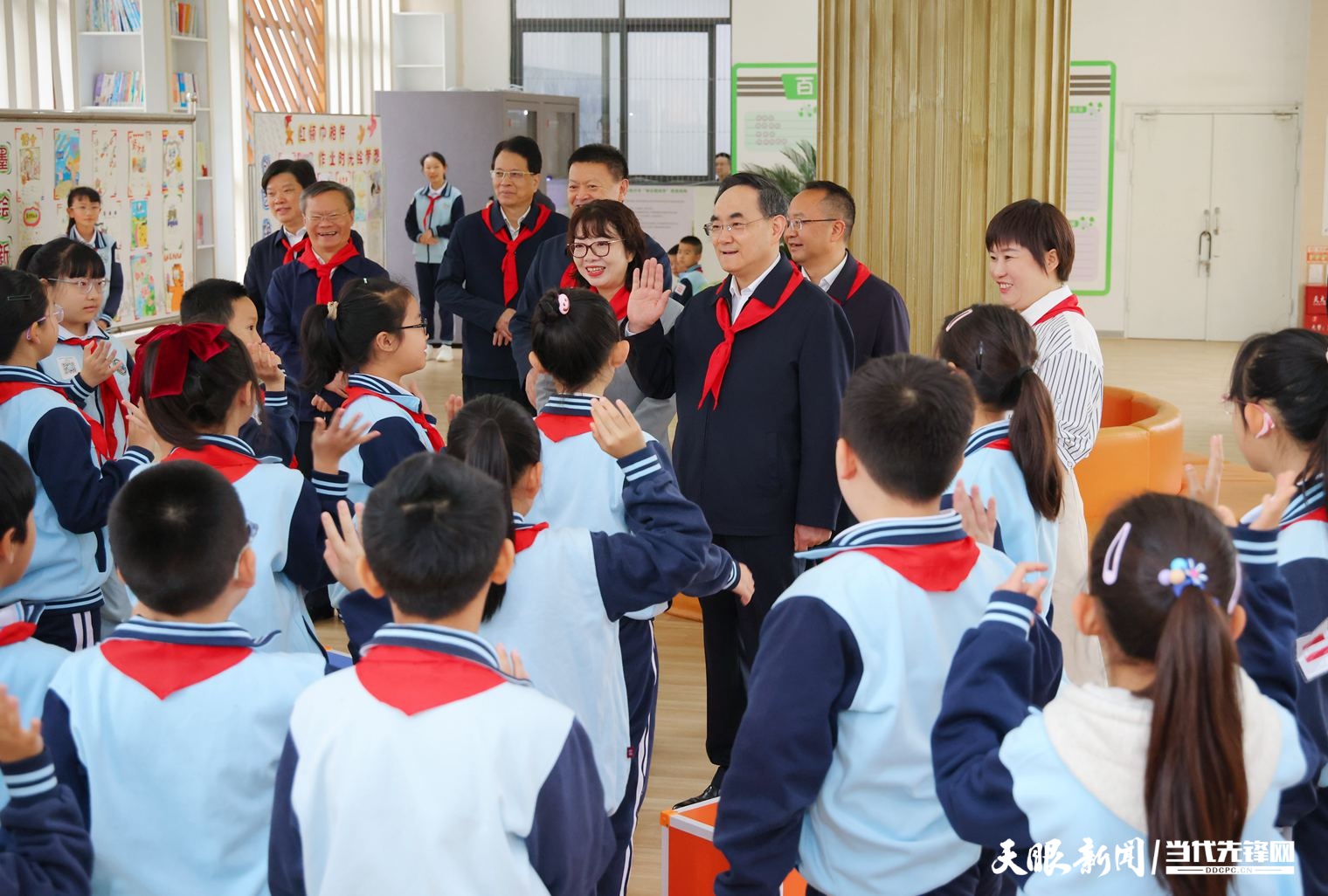 DPCL7240-1 -----2025年5月29日，省委書記徐麟到貴陽市調(diào)研少年兒童教育教學(xué)和少先隊(duì)工作。圖為徐麟在貴陽市第二實(shí)驗(yàn)小學(xué)創(chuàng)想空間與學(xué)生交流互動(dòng)。貴州日報(bào)天眼新聞?dòng)浾?杜朋城 攝影.jpg