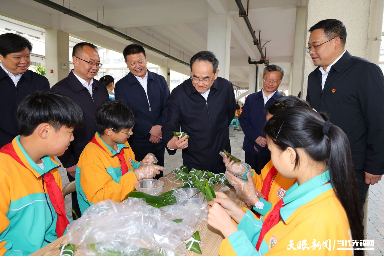 DPCL7569-2---2025年5月29日，省委書記徐麟到貴陽市調(diào)研少年兒童教育教學(xué)和少先隊(duì)工作。圖為徐麟在云巖區(qū)第一中學(xué)與正在進(jìn)行“六一”包粽子比賽的學(xué)生親切交流。貴州日報(bào)天眼新聞?dòng)浾?杜朋城 攝.jpg