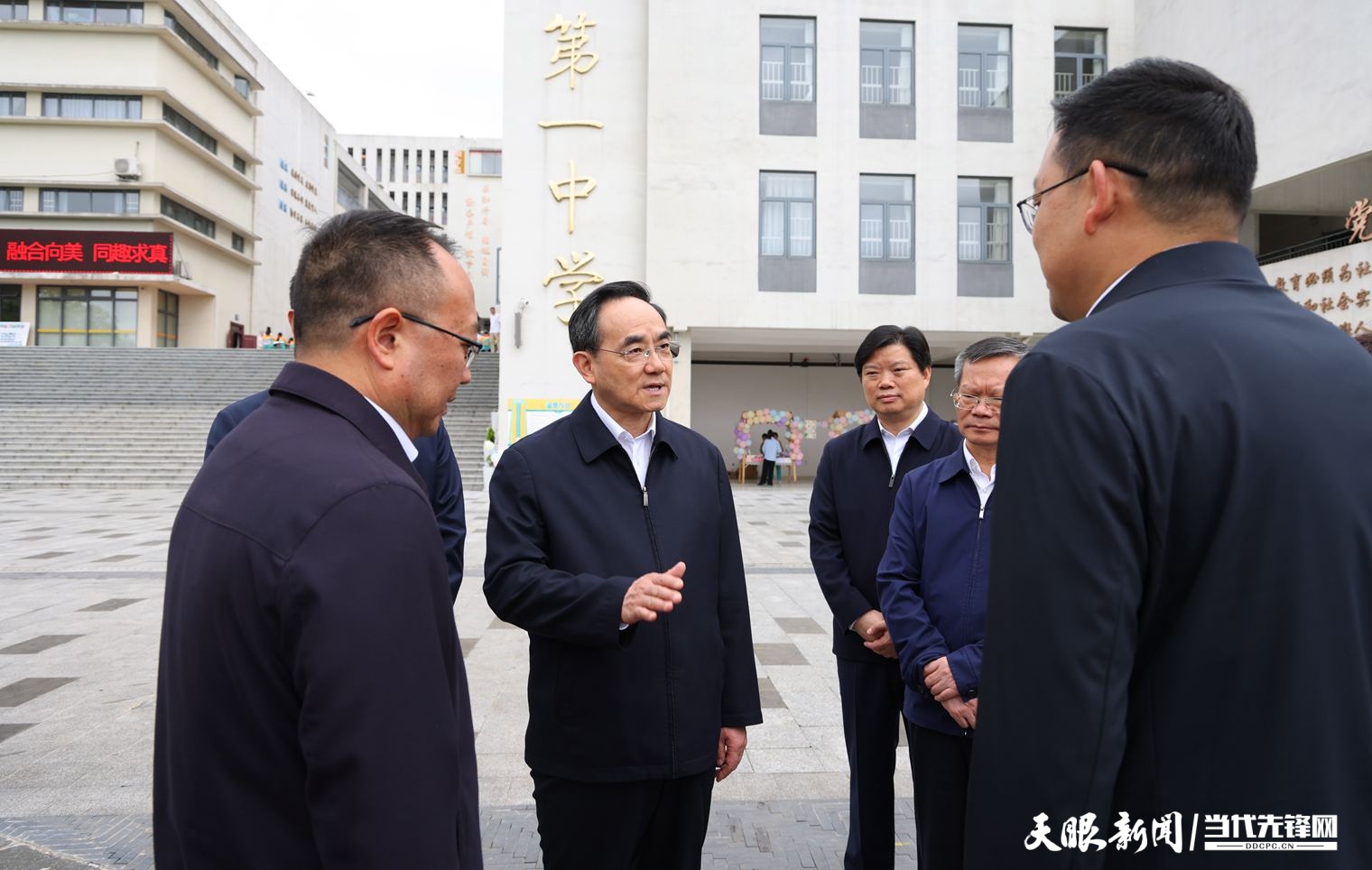 DPCL7704-1---2025年5月29日，省委書記徐麟到貴陽市調(diào)研少年兒童教育教學(xué)和少先隊(duì)工作。圖為徐麟在云巖區(qū)第一中學(xué)，了解進(jìn)城務(wù)工人員隨遷子女就學(xué)和特殊教育融合發(fā)展情況。貴州日報(bào)天眼新聞?dòng)浾?杜朋城 攝.jpg