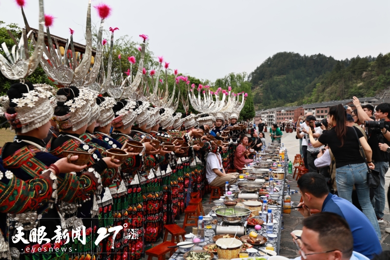 游客在《仰歐?！穭?chǎng)外的長桌宴體驗(yàn)高山流水。譚標(biāo) 攝.jpg