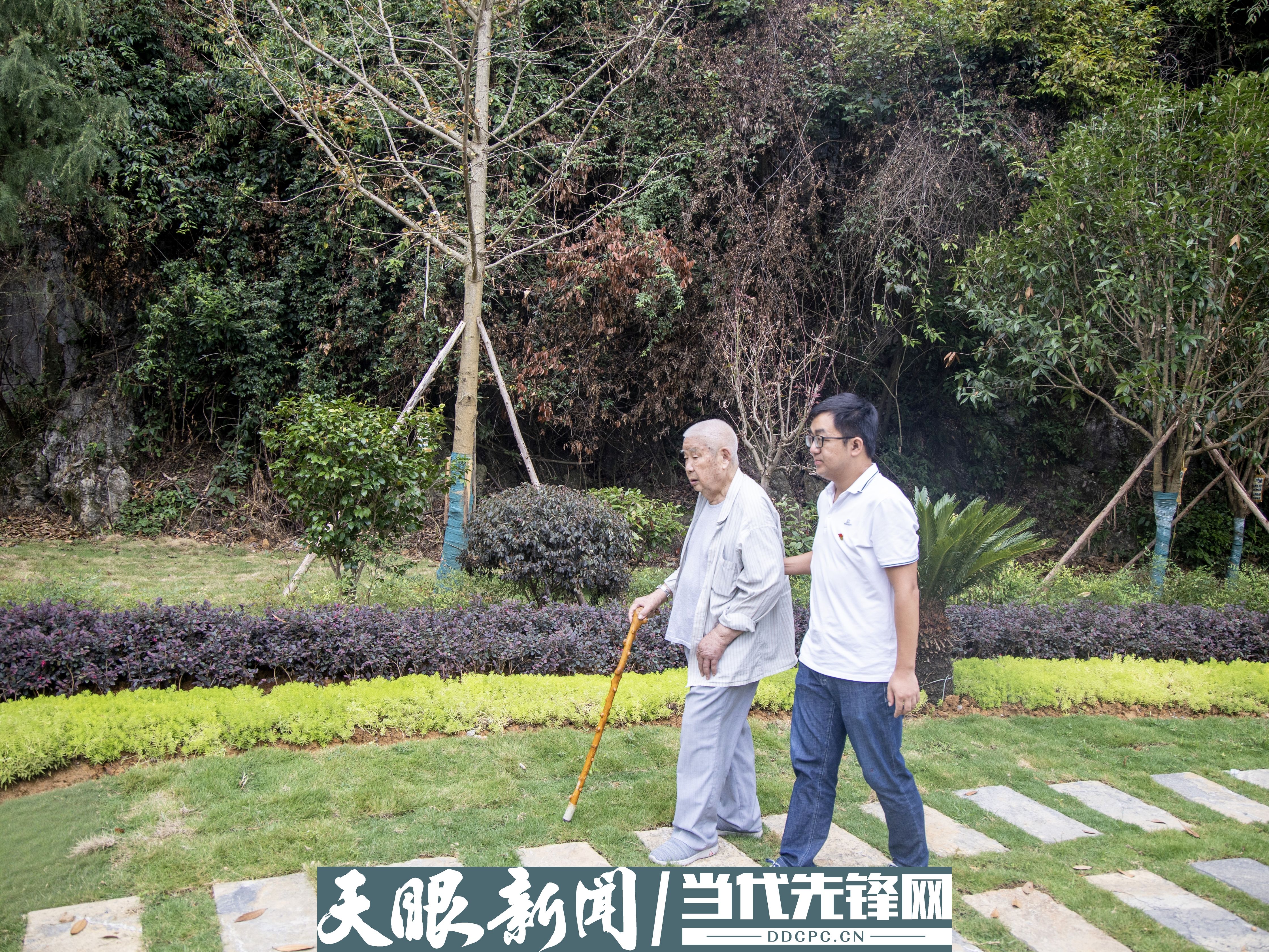 梁昌富老人參觀G326公路路面改造工程成果之一：鳳岡“夜郎古甸”摩崖石刻旁停車休息區(qū)_結(jié)果.jpg