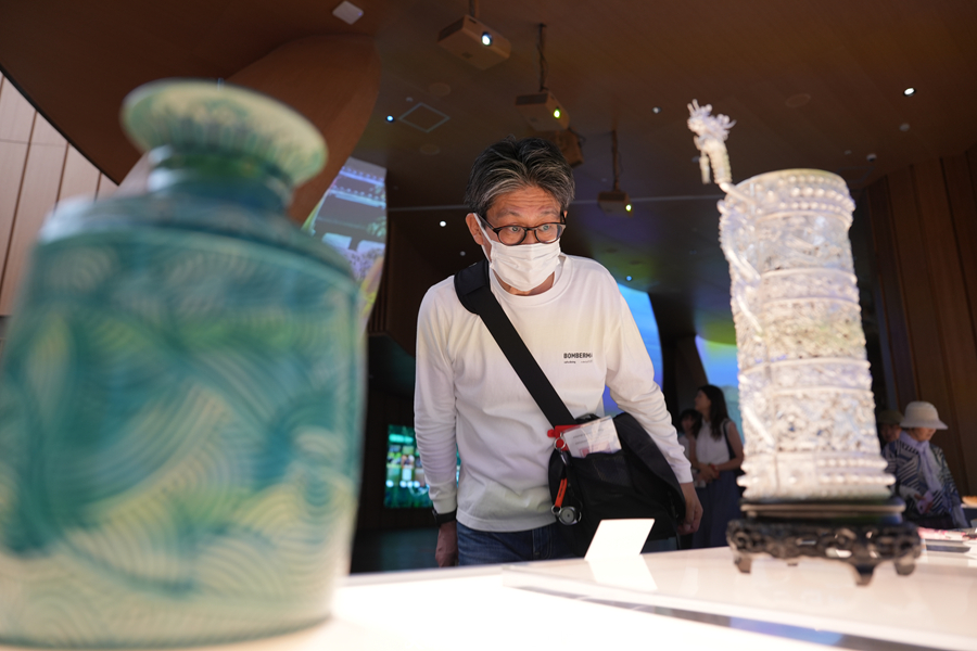 游客在大阪世博会贵州活动周上参观贵州非遗工艺品.jpg