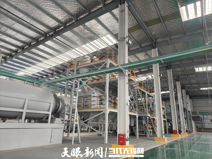 貴州磷化開瑞科技公司投建的省內(nèi)首條全要素電池回收線。管云 攝.jpg