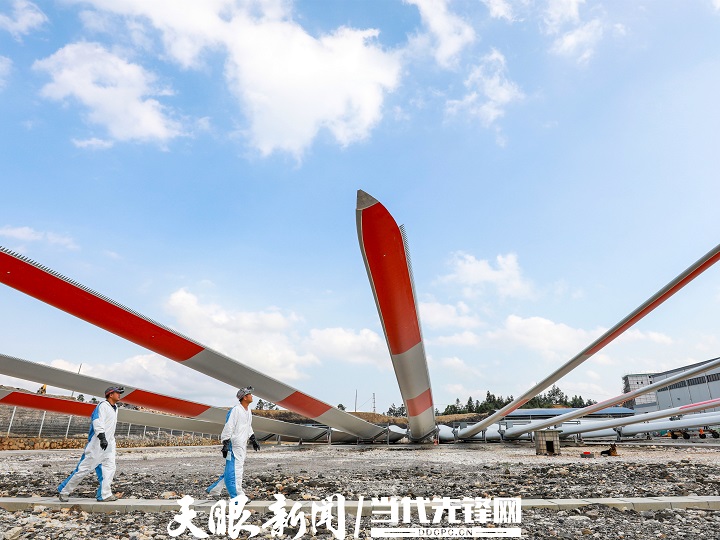 黔南州龍里縣貴州珂立復(fù)合材料科技有限公司工人在各條生產(chǎn)線上有序開展輔材鋪設(shè)、合模固化、脫模等風(fēng)電葉片制造工序，保證市場(chǎng)訂單供應(yīng)。肖偉 攝.jpg