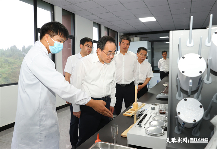 圖為徐麟在大龍開發(fā)區(qū)貴州嘉尚新能源材料公司考察，了解鋰離子電池正極材料產(chǎn)業(yè)鏈發(fā)展情況和企業(yè)生產(chǎn)經(jīng)營情況。.jpg