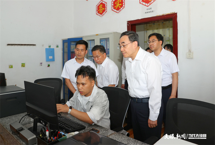圖為徐麟在玉屏縣朱家場鎮(zhèn)謝橋村詢問村級基礎(chǔ)數(shù)據(jù)“一張表”、農(nóng)村集體“三資”等情況。.jpg