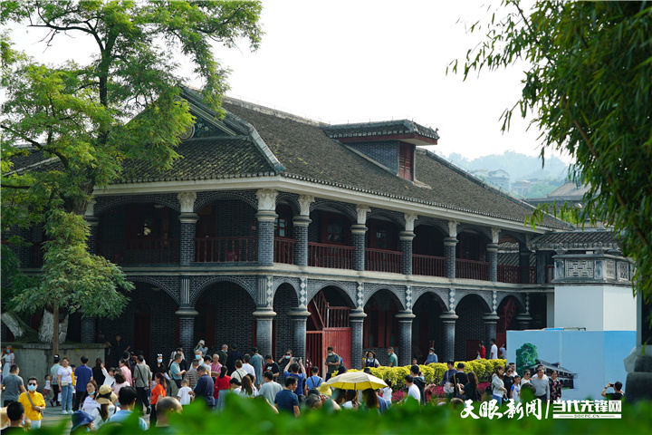 2.圖為在遵義會議會址，游客正在駐足瞻仰、觀賞。 攝（貴州圖片庫 發(fā)）.jpg