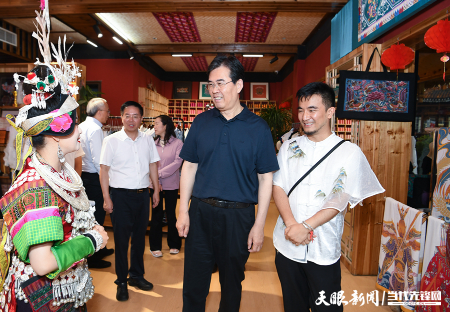 圖為李炳軍在凱里苗侗風(fēng)情園調(diào)研。.jpg