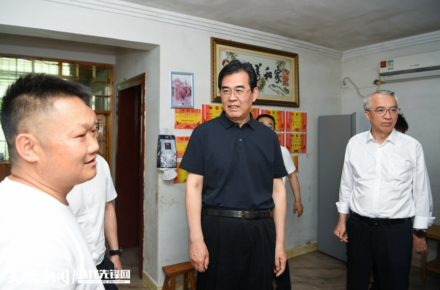 圖為李炳軍在雷山縣丹江鎮(zhèn)西出口廉租房項(xiàng)目現(xiàn)場(chǎng)，隨機(jī)走訪住戶。.jpg