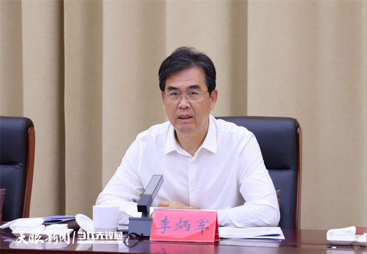 （審定）DPCL8480-11----2025年6月17日，省委、省政府召開貴安新區(qū)高質(zhì)量發(fā)展座談會(huì)。圖為省委副書記、省長李炳軍主持。貴州日報(bào)天眼新聞?dòng)浾?杜朋城 攝影.jpg