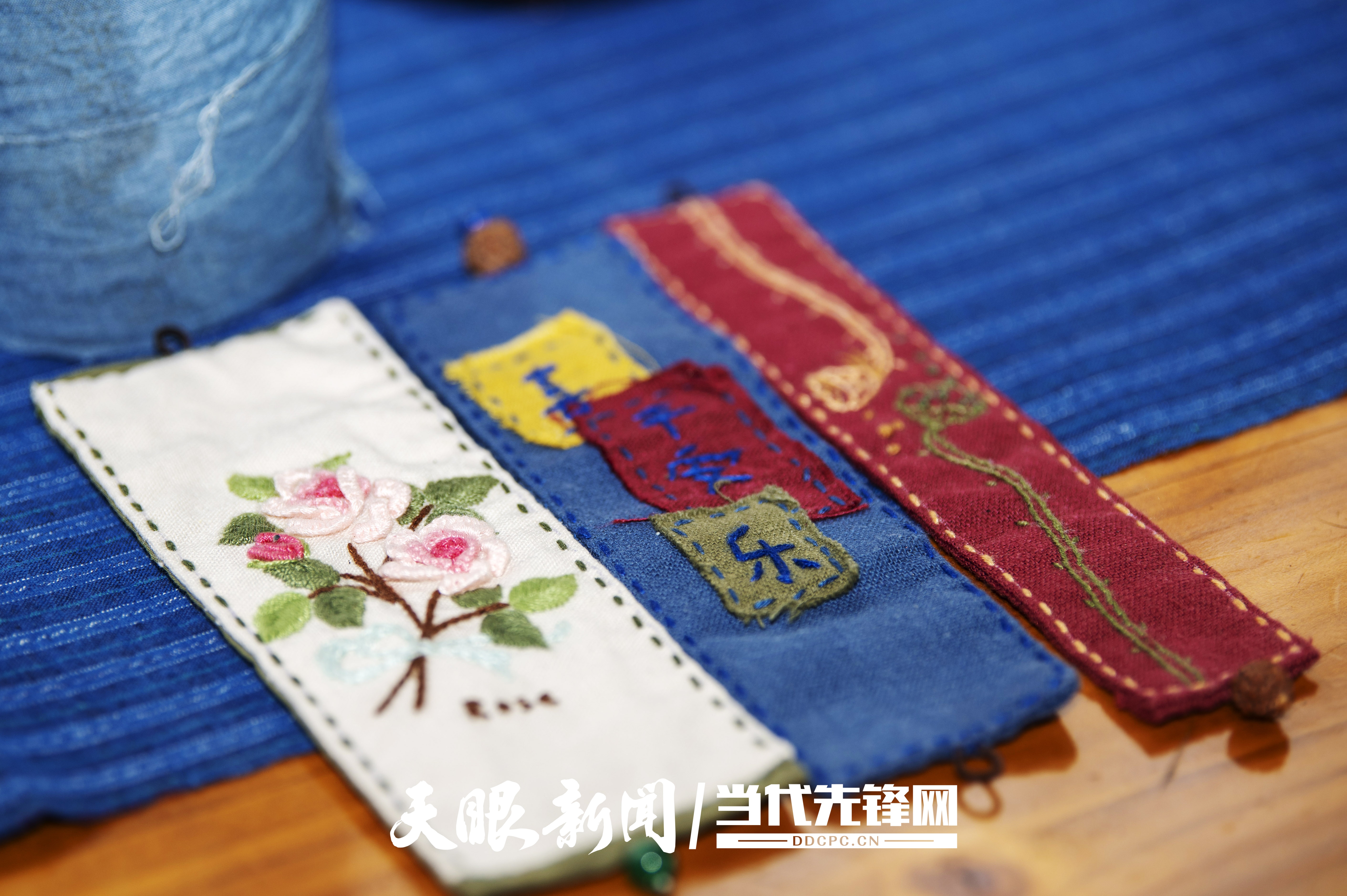 2025年6月12日，在貴州省從江縣丙妹鎮(zhèn)岜沙苗寨，苗族繡娘學(xué)習(xí)制作的手工藝品。_DSC3068.jpg
