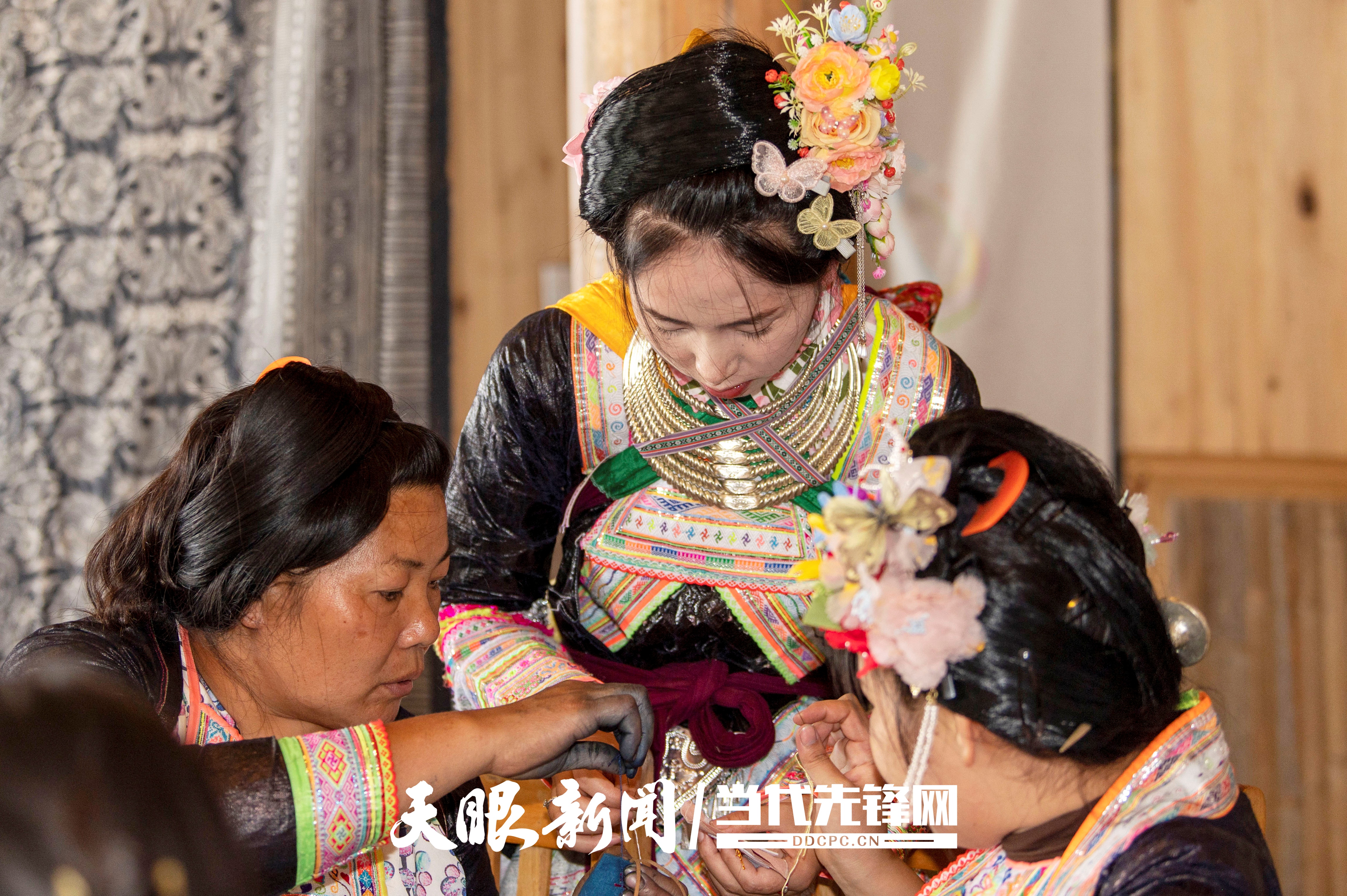 2025年6月12日，在貴州省從江縣丙妹鎮(zhèn)岜沙苗寨，苗族繡娘在交流學(xué)習(xí)制作香包。_DSC6457.jpg