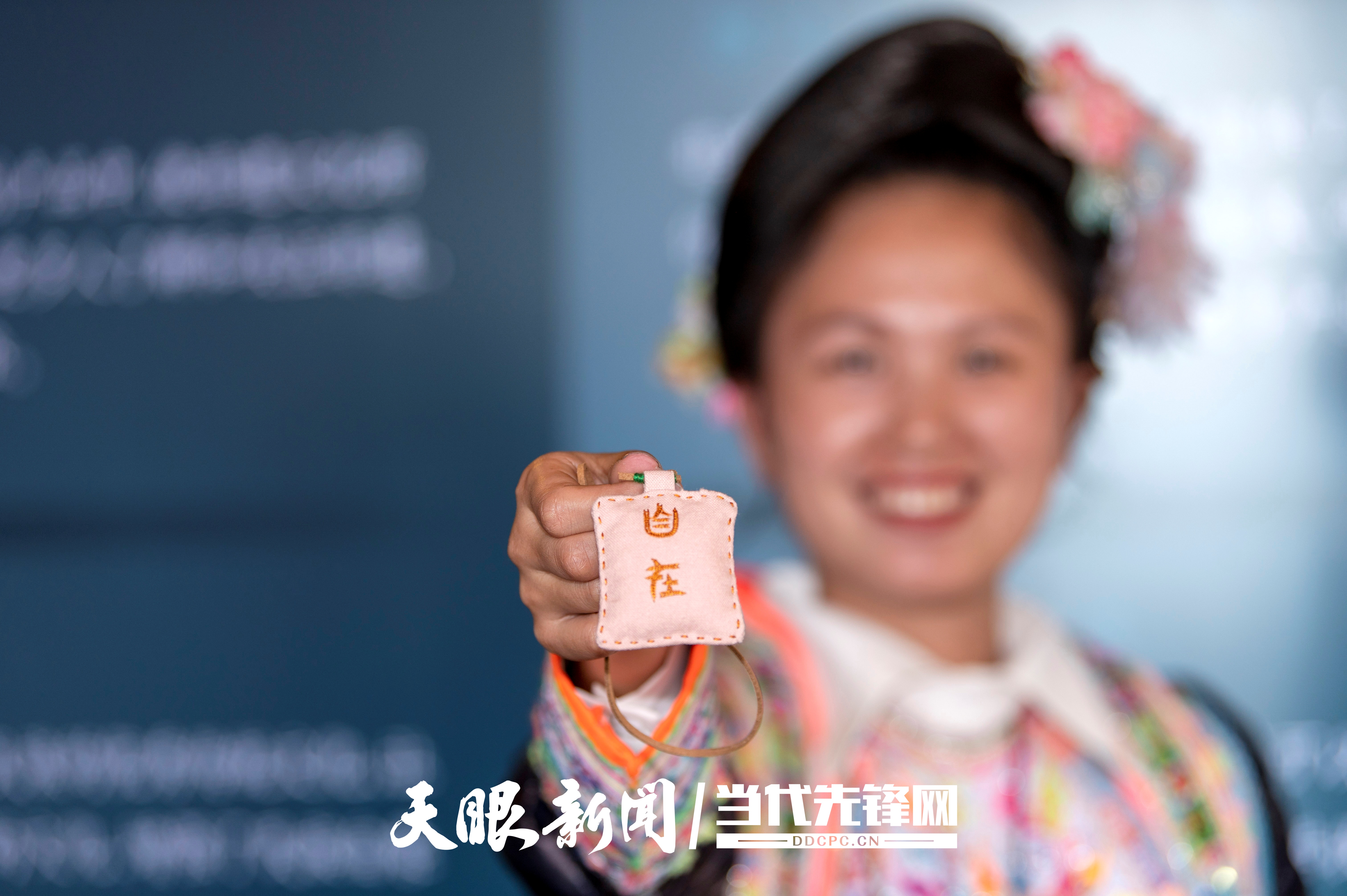 2025年6月12日，在貴州省從江縣丙妹鎮(zhèn)岜沙苗寨，苗族繡娘在展示自己制作好的香包。_DSC6448.jpg