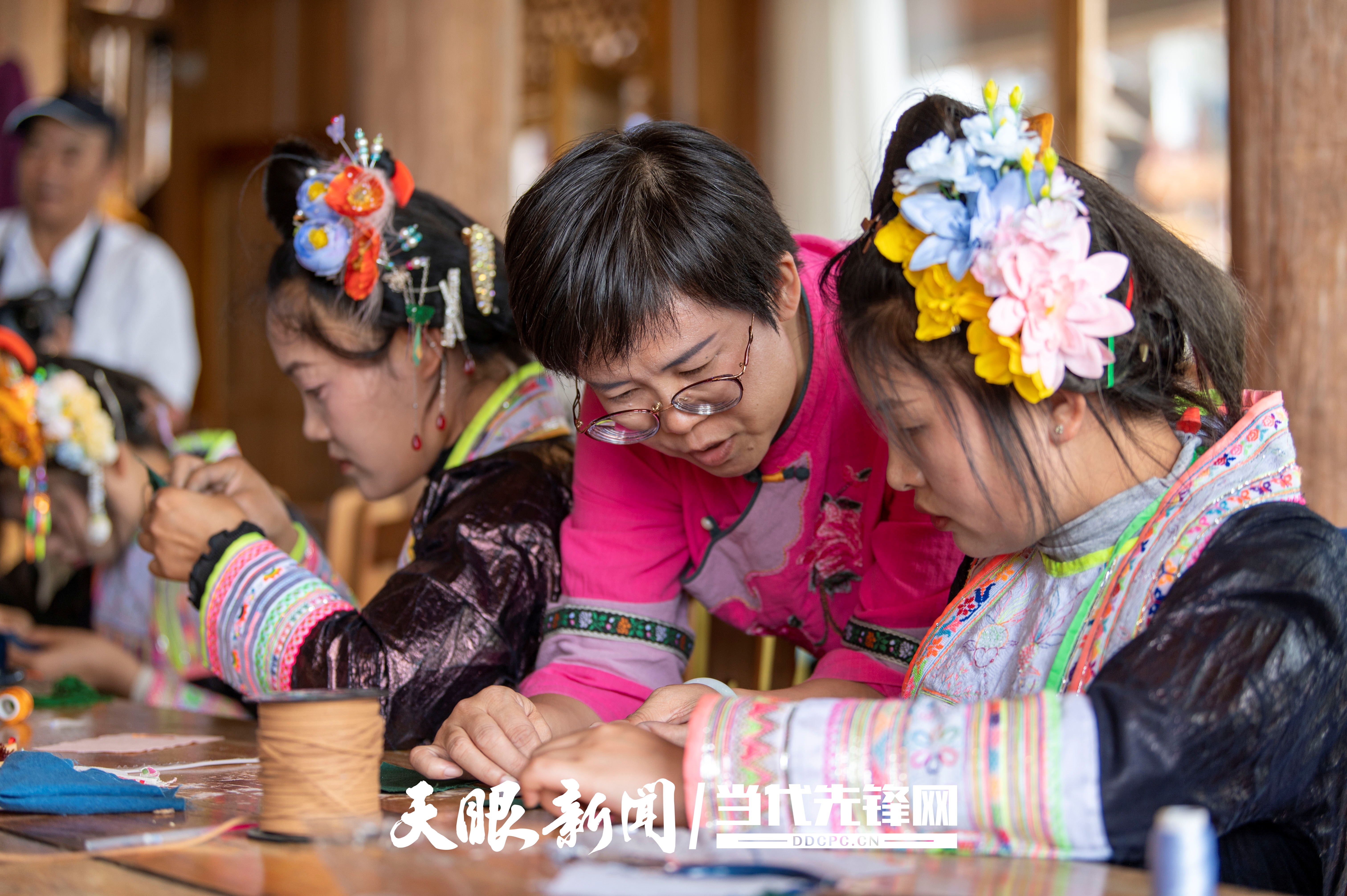 2025年6月12日，在貴州省從江縣丙妹鎮(zhèn)岜沙苗寨，培訓(xùn)老師在指導(dǎo)苗族繡娘學(xué)習(xí)制作香包。_DSC6404.jpg