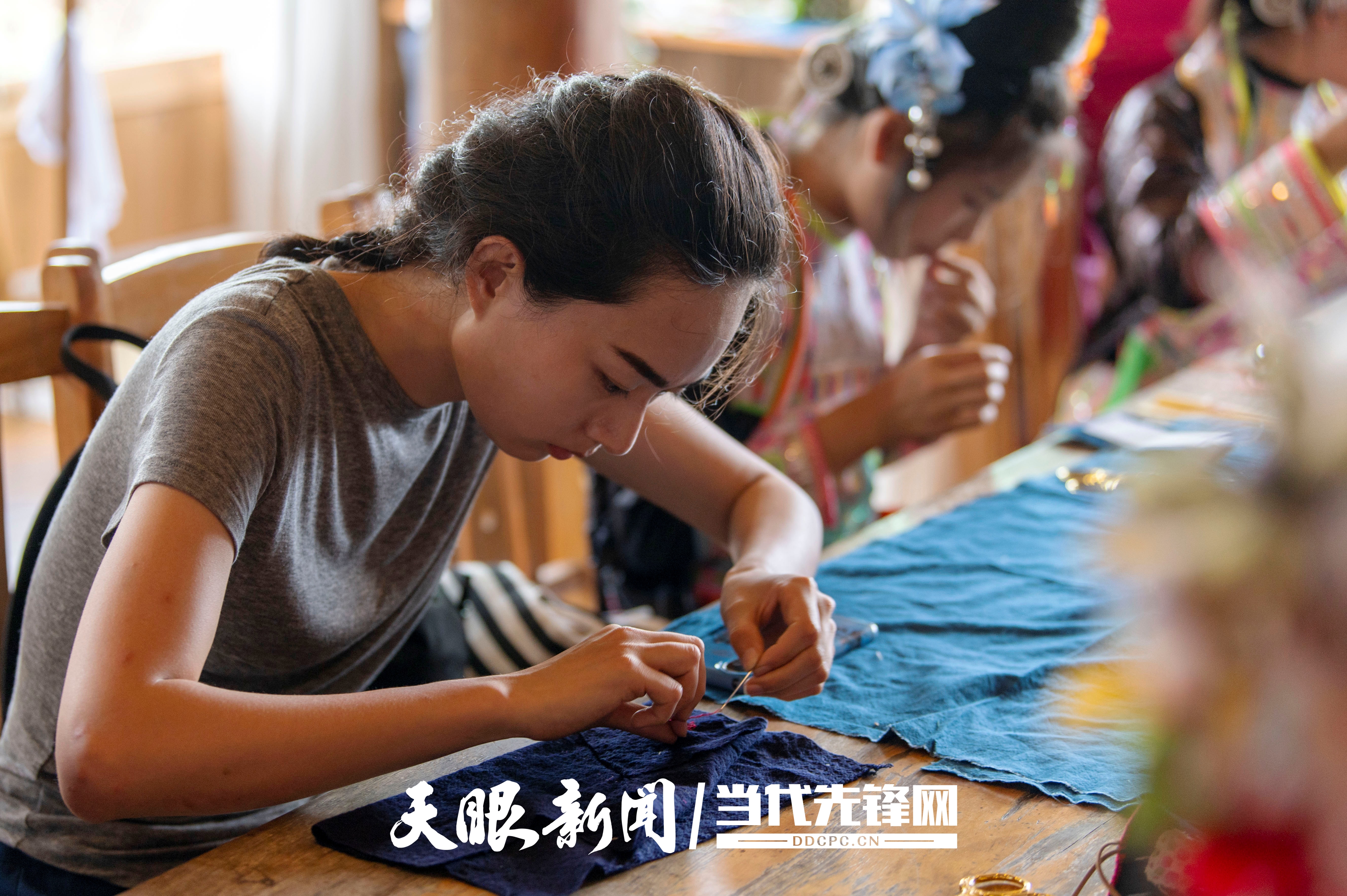 2025年6月12日，在貴州省從江縣丙妹鎮(zhèn)岜沙苗寨，游客在體驗(yàn)香包制作。_DSC6391.jpg