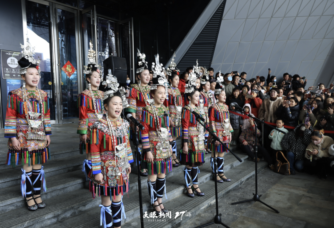 貴州配樂(lè)團(tuán)隊(duì)舞樂(lè)蟬歌樂(lè)團(tuán)在貴陽(yáng)云巖區(qū)越界影城精彩演繹侗族大歌.png