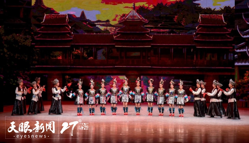 《多彩貴州風(fēng)》演出現(xiàn)場。.jpg
